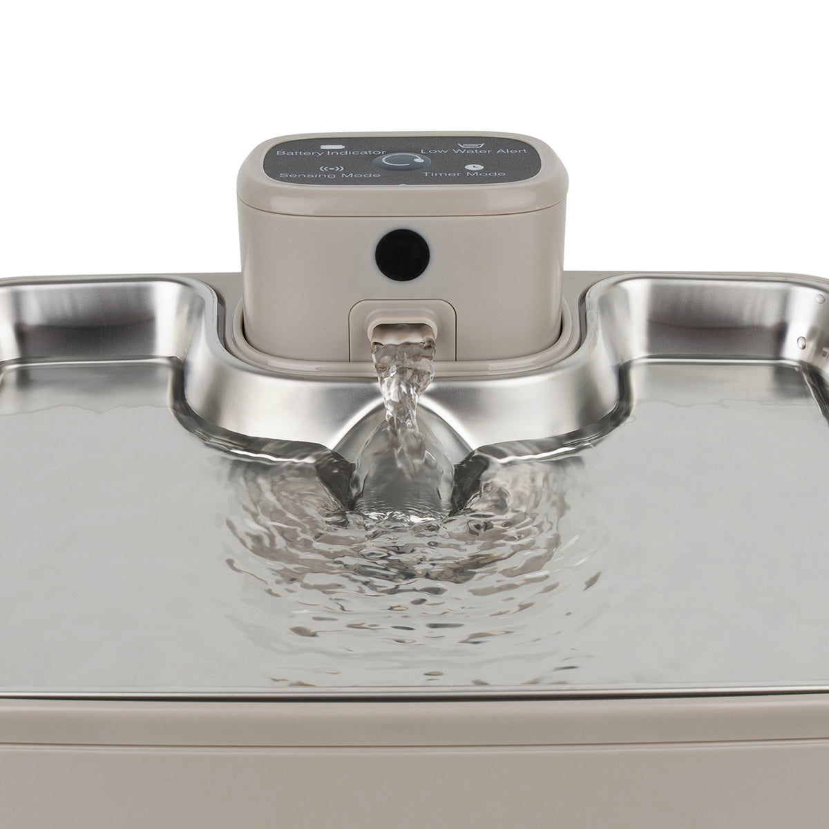 Close-up van stromend water in de roestvrijstalen drinkbak van de beige AURA drinkfontein