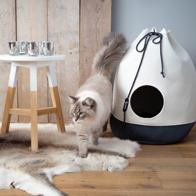 Knus kattenhuis in donkergrijs interieur - CASA District 70