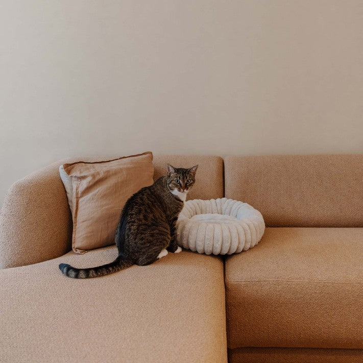 Kattenmand met zachte ribbel pluche detailfoto - RIBBA District 70