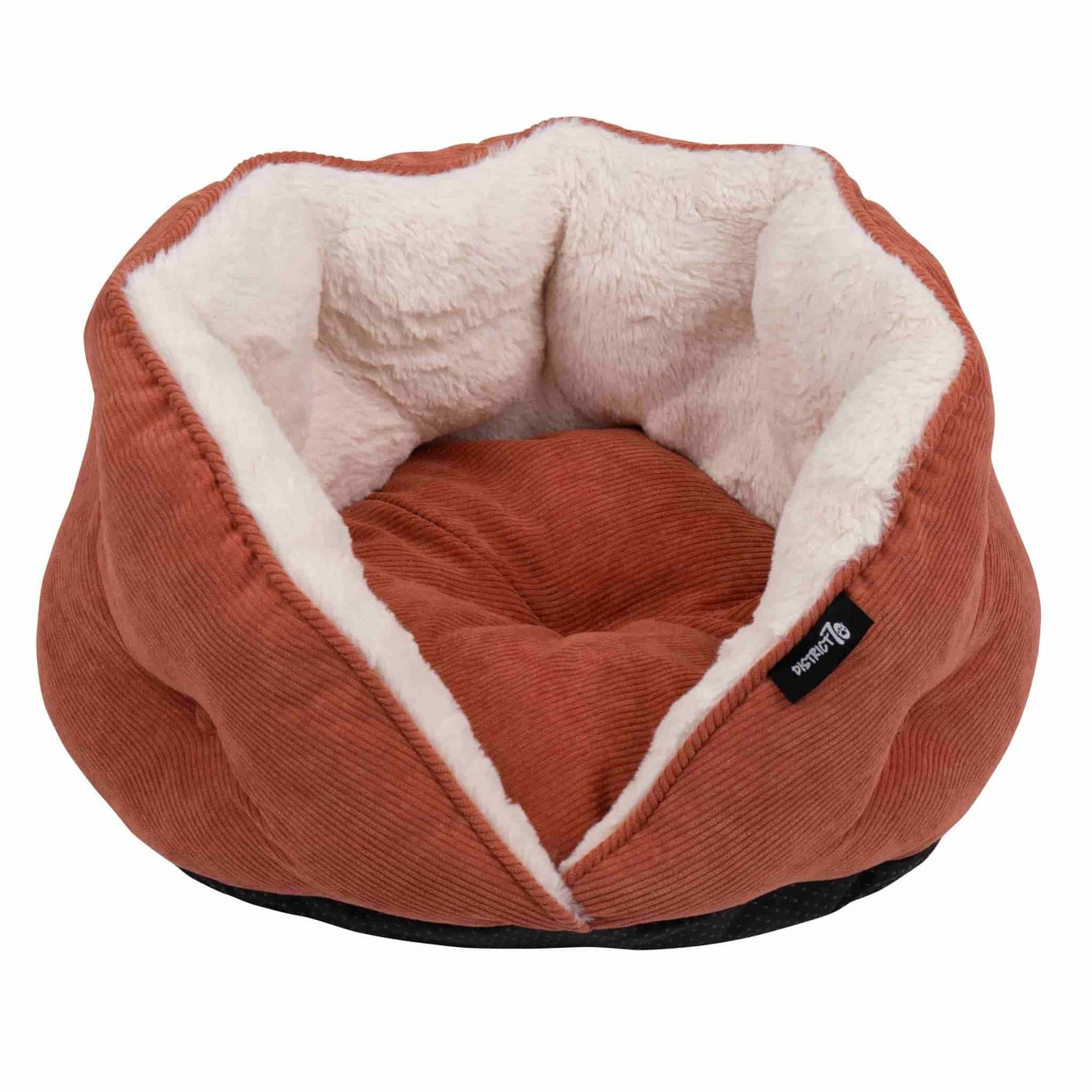 Hondenmand met hond in interieur - TUCK District 70